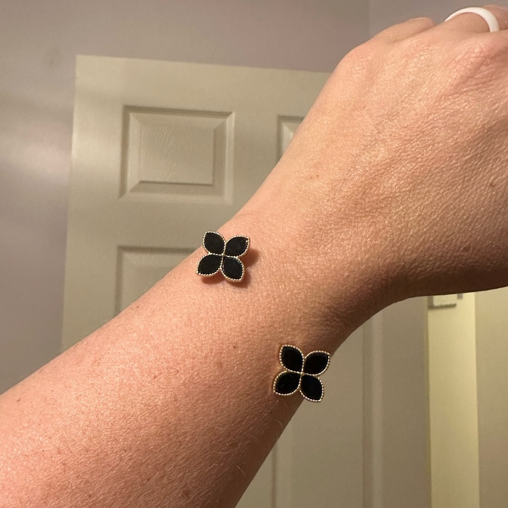 Flower Bracelets in gold tone. NWT - Picture 5 of 7
